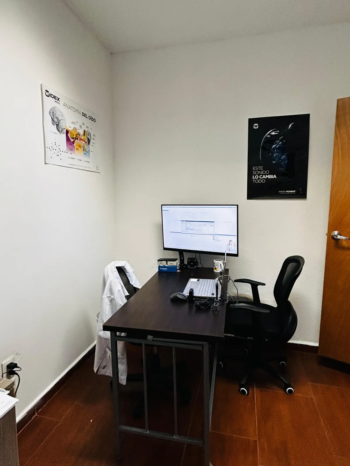 Equipo y escritorio de consulta audiológica